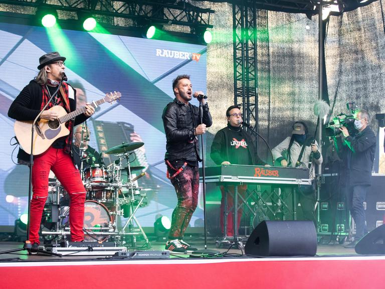 Die Band «Räuber» singt bei einer Demonstration der Veranstaltungsbranche vor dem nordrhein-westfälischen Landtag. Die Organisatoren der «Alarmstufe Rot»-Proteste beklagen drastische Umsatzeinbrüche durch die Coronapandemie.