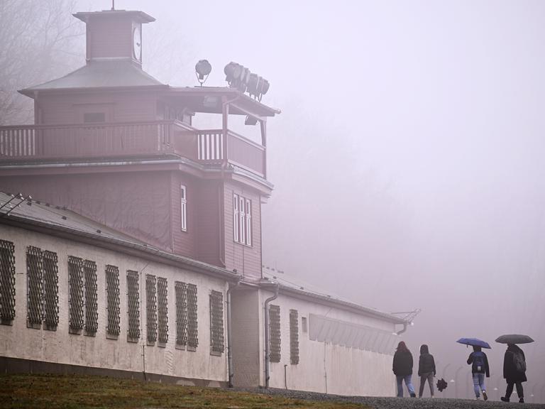 Das Lagertor des ehemaligen KZ Buchenwald.