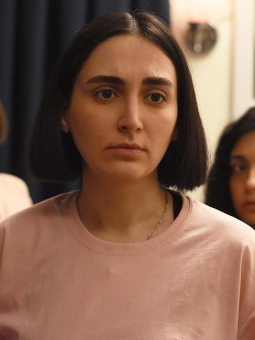 Das Foto zeigt Najmeh (Soheila Golestani, l-r), Sana (Setareh Maleki) und Rezvan (Mahsa Rostami) in einer Szene des Films "Die Saat des heiligen Feigenbaums".