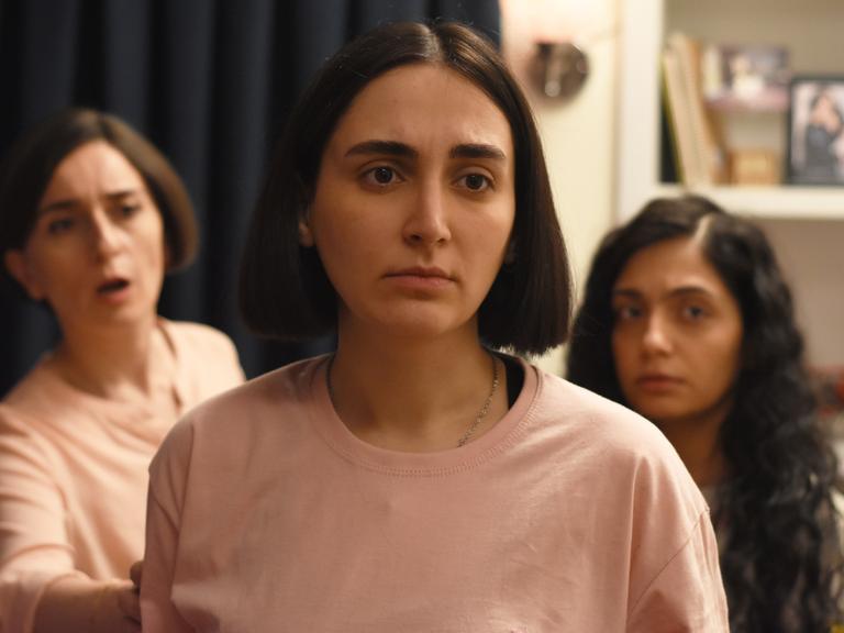 Das Foto zeigt Najmeh (Soheila Golestani, l-r), Sana (Setareh Maleki) und Rezvan (Mahsa Rostami) in einer Szene des Films "Die Saat des heiligen Feigenbaums".