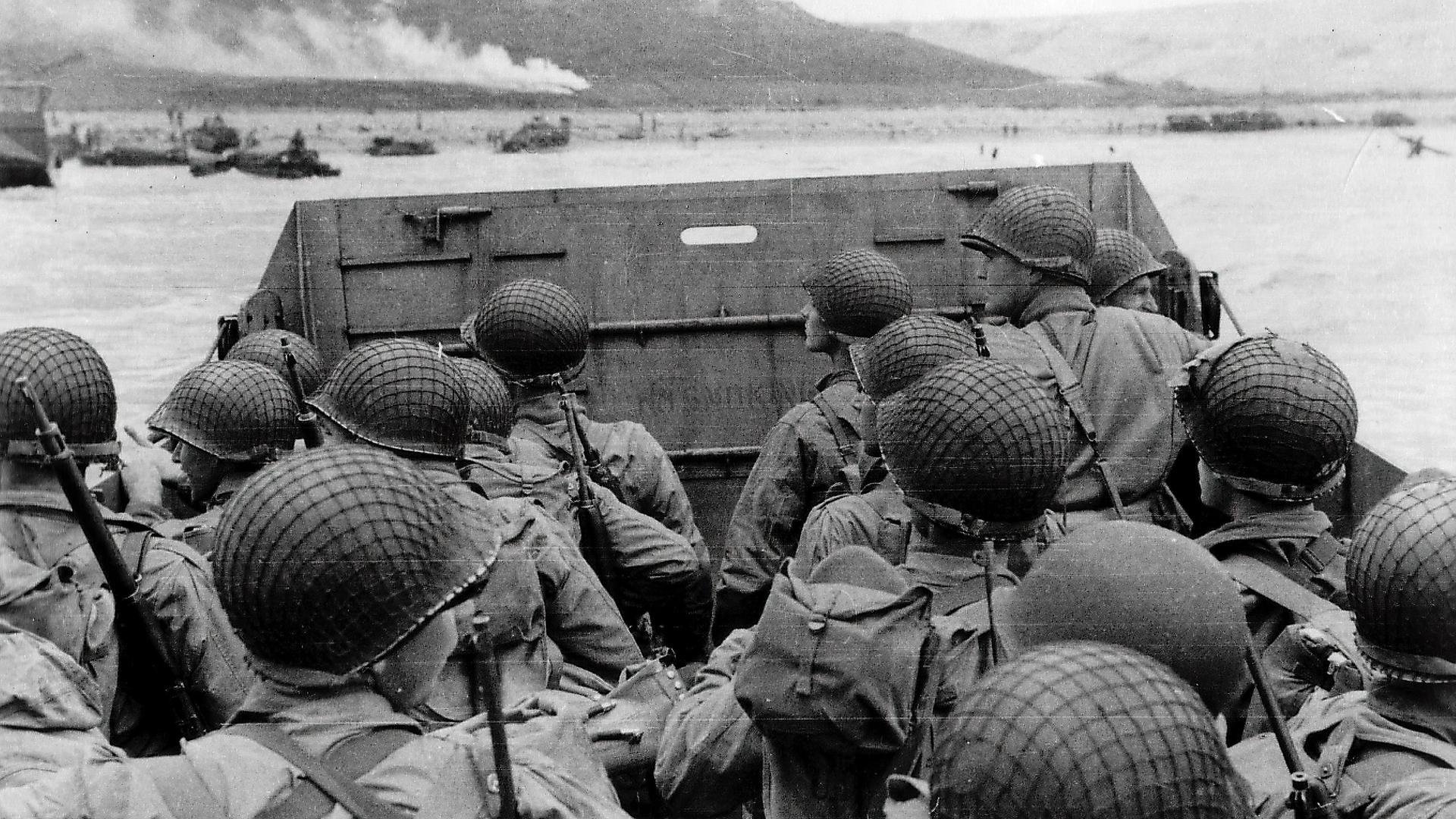 US-amerikanische Soldaten beobachten in einem Landungsboot die Küste auf dem Weg zum Omaha Beach.