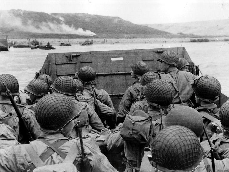 US-amerikanische Soldaten beobachten in einem Landungsboot die Küste auf dem Weg zum Omaha Beach.
