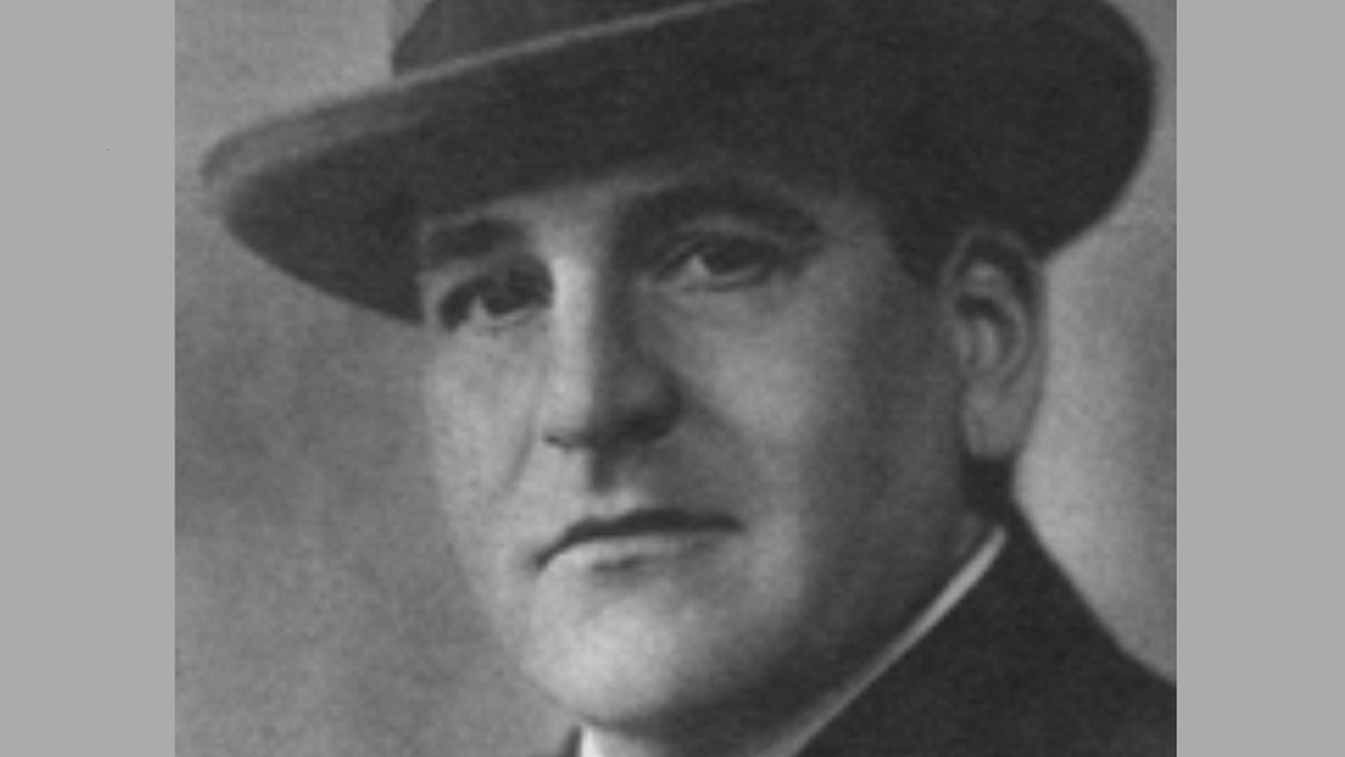 Hugo Bettauer im Anzug und mit Hut. Eine schwarz-weiß Fotografie. Hugo Bettauer im Anzug und mit Hut. Eine schwarz-weiß Fotografie.