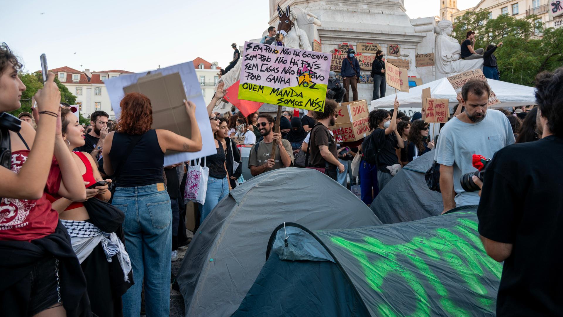 Protest gegen steigende Wohnungskosten - Portugiesische Polizei löst Zeltlager in Lissabon und Porto auf
