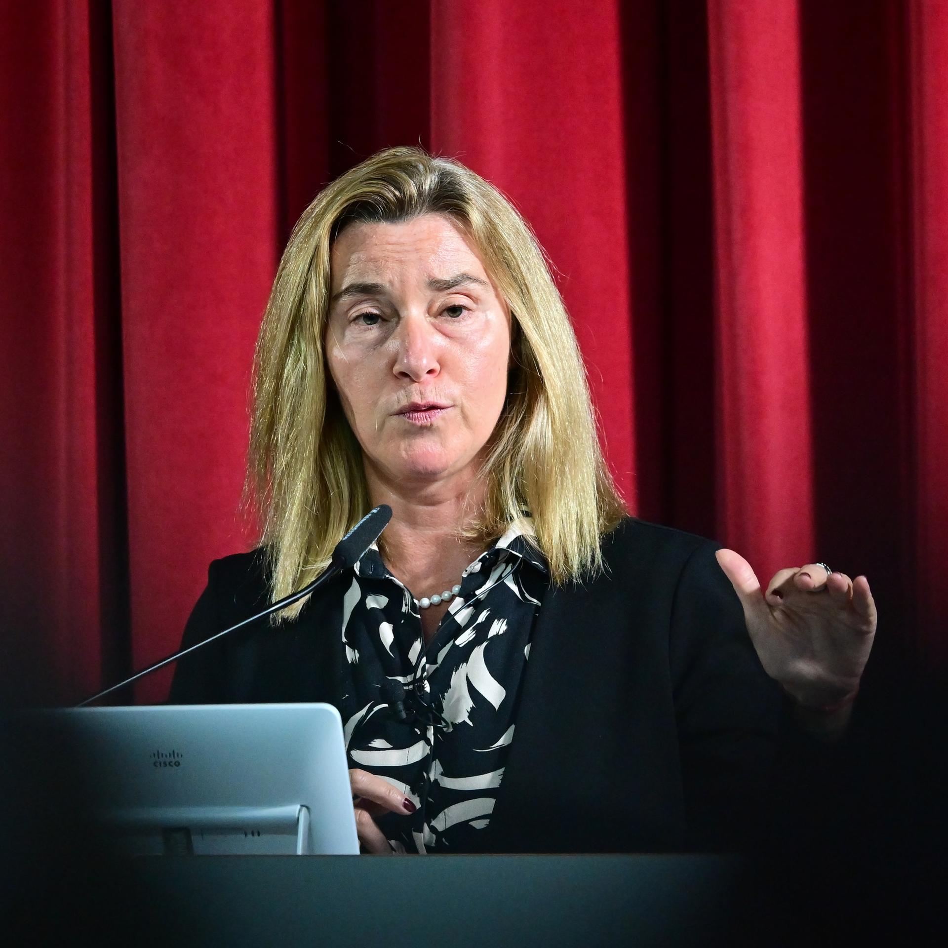 Federica Mogherini, ehemalige EU-Außenbeauftragte, spricht und gestikuliert vor Publikum. 