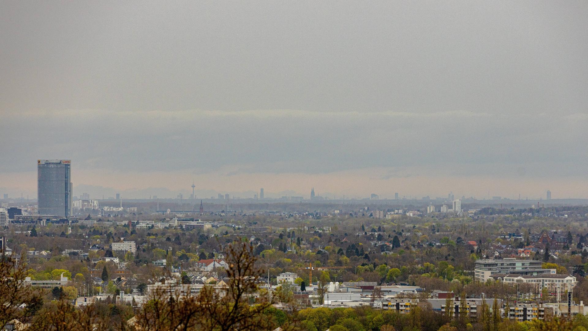 Bild mit Fernblick südlich von Bonn auf das Rheintal, Bonn und Köln. Der Himmel ist vom Saharastaub eingetrübt.