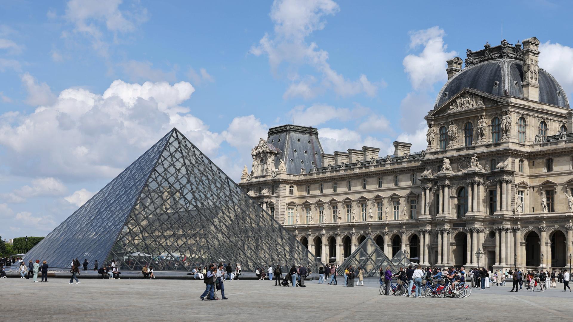 Außenansicht des Louvre Museums in Paris Außenansicht des Louvre Museums in Paris