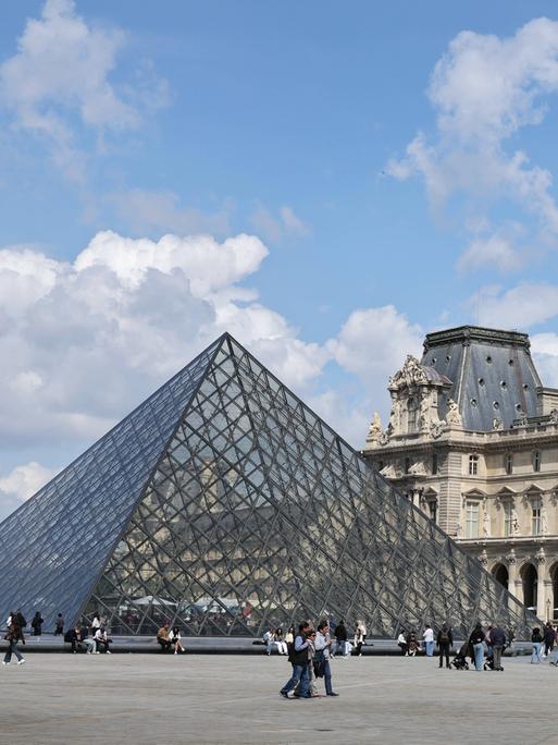 Außenansicht des Louvre Museums in Paris