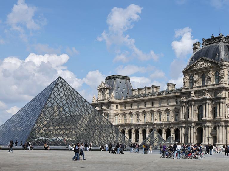 Außenansicht des Louvre Museums in Paris
