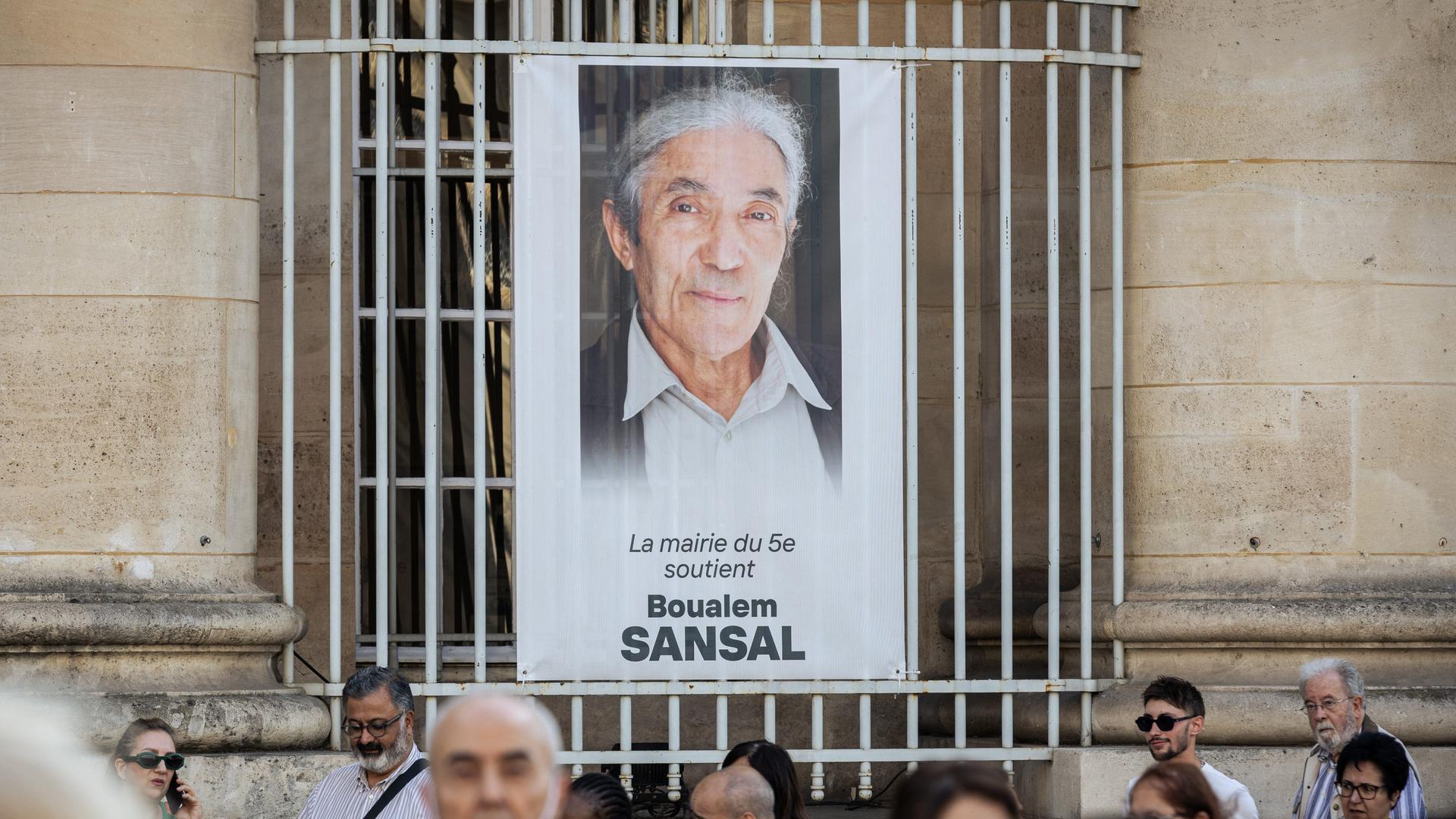 Kampf für den Frieden: Ein Poster in Paris gedenkt des Autors Boualem Sansal. Es ist an einem Stahlzaun im 5. Arrondissement angebracht, darauf zu sehen das Konterfei des Schriftstellers. 
