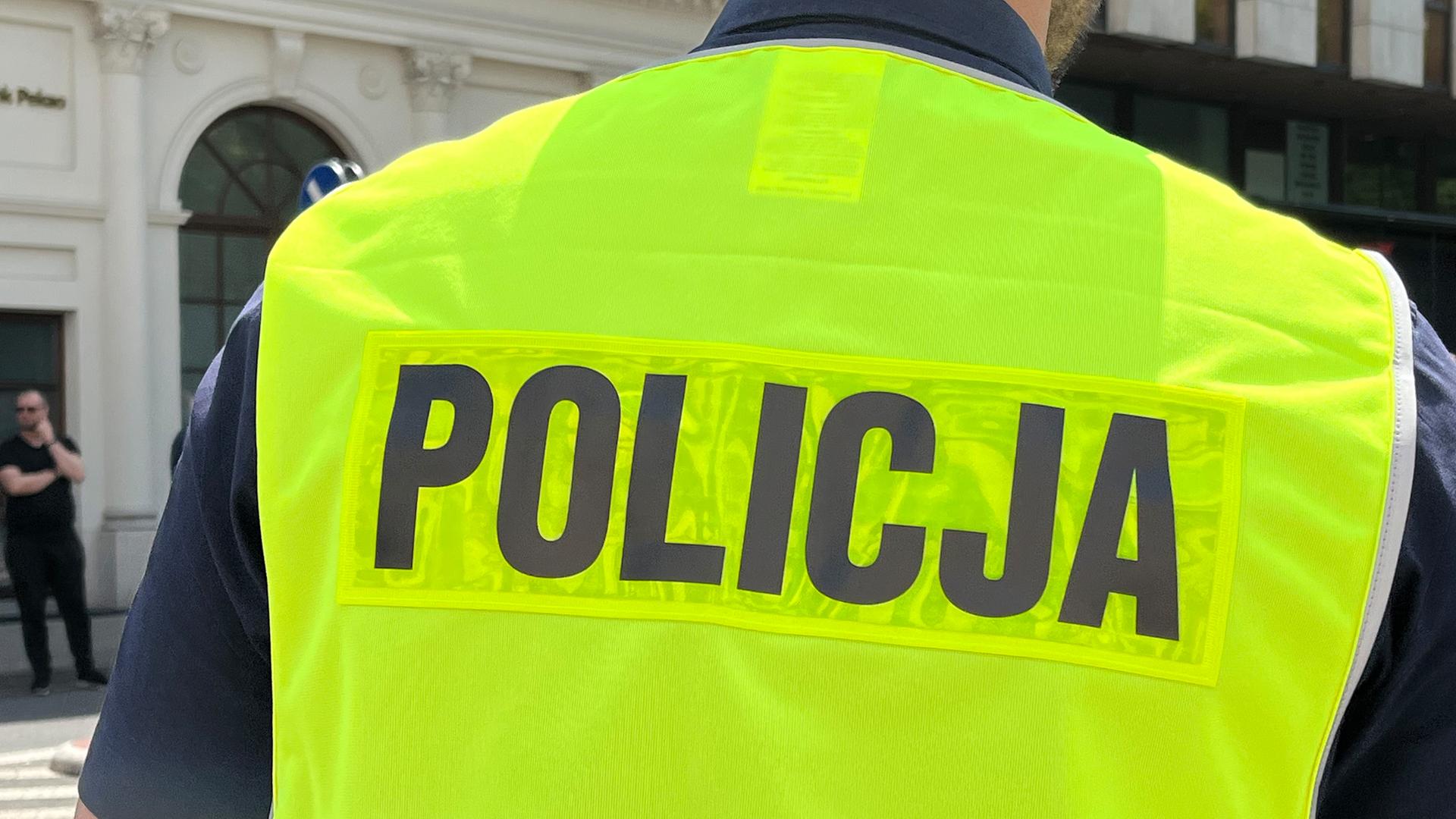 Die Aufschrift "Policja" ist auf dem Rücken eines polnischen Polizisten zu sehen.