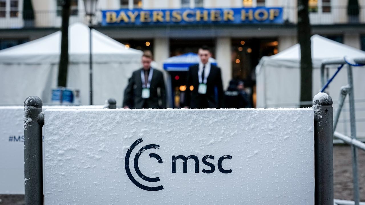 Schnee liegt am Abschlusstag der 62. Münchner Sicherheitskonferenz (MSC) vor dem Hotel Bayrischer Hof auf einem Schild. Im Hintergrund sieht man in der Unschärfe den Eingangsbereich des Hotels. Schnee liegt am Abschlusstag der 62. Münchner Sicherheitskonferenz (MSC) vor dem Hotel Bayrischer Hof auf einem Schild. Im Hintergrund sieht man in der Unschärfe den Eingangsbereich des Hotels.
