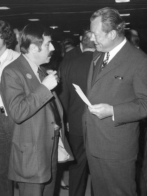 Ein Schwarz-Weiß-Foto zeigt Willy Brandt (rechts) und Günter Grass in der Akademie der Künste in Berlin im Gespräch. Beide tragen Anzug, Hemd und Krawatte. Ein Schwarz-Weiß-Foto zeigt Willy Brandt (rechts) und Günter Grass in der Akademie der Künste in Berlin im Gespräch. Beide tragen Anzug, Hemd und Krawatte.