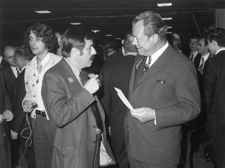 Ein Schwarz-Weiß-Foto zeigt Willy Brandt (rechts) und Günter Grass in der Akademie der Künste in Berlin im Gespräch. Beide tragen Anzug, Hemd und Krawatte. Ein Schwarz-Weiß-Foto zeigt Willy Brandt (rechts) und Günter Grass in der Akademie der Künste in Berlin im Gespräch. Beide tragen Anzug, Hemd und Krawatte.