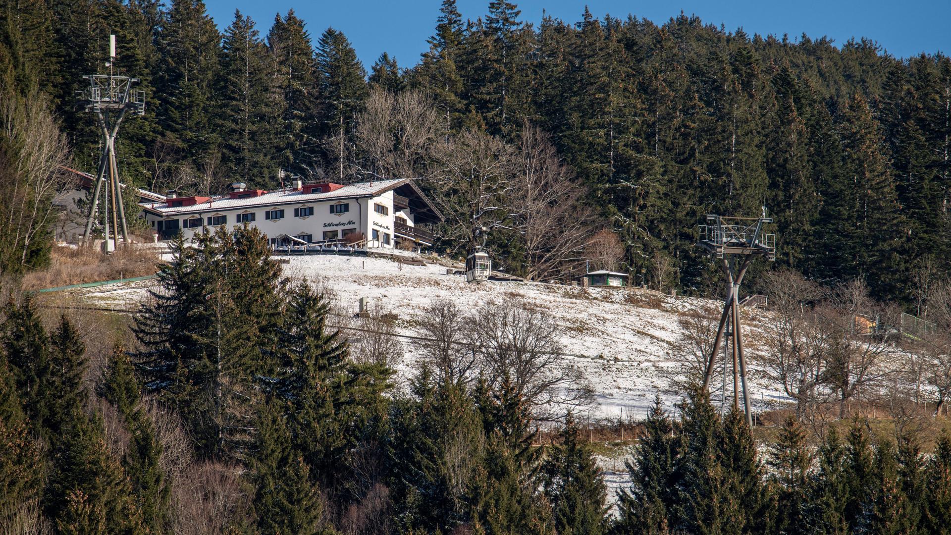 Schliersberg Alm auf 1061m, wenig Schnee, Skibetrieb vor längerem eingestellt, jetzt Freizeitpark, Schliersee, Bayern, 16. Januar 2023 Deutschland, Schliersee, 16.01.2023, Schliersberg Alm mit Seilbahn, sehr wenig Schnee, früher war bei guter Schneelage eine Ski-Abfahrt zum Schliersee möglich, inzwischen ist der Skibetrieb eingestellt, an der Alm gibt es stattdessen jetzt eine Sommerrodelbahn jetzt natürlich geschlossen und einen kleinen Freizeitpark, Alm mit Hotel und Restaurant liegt auf 1061 m Höhe, in den letzten Wochen und Tagen war es zu warm, zu mild, Landschaft zur Zeit überwiegend grün, Winterurlaub, Urlaubsregion, Tourismus, Alpen, Klima, Symbolfoto Klimawandel, Winter, Winterwetter, Januar 2023, Bayern, bayerisch, bayeri