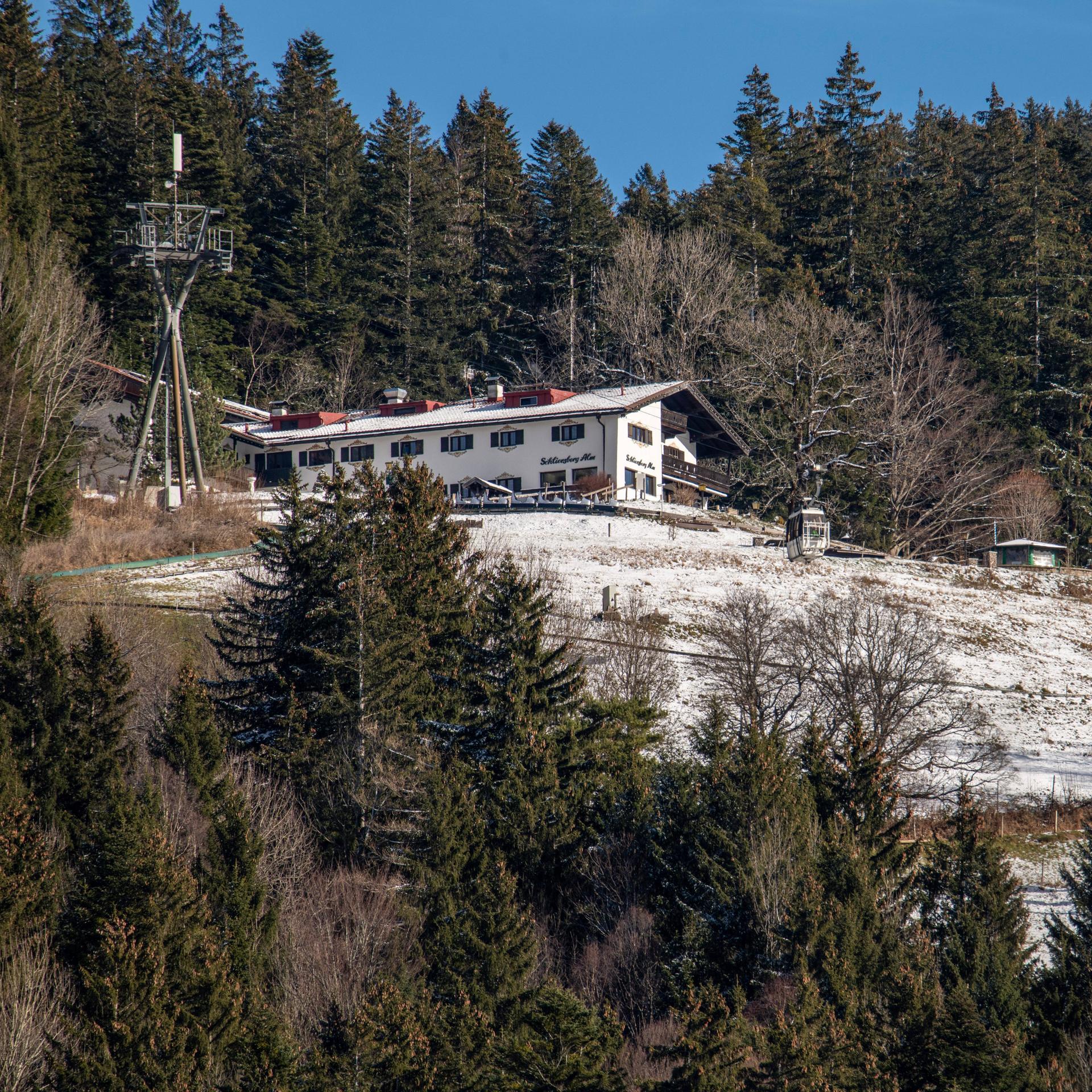 Schliersberg Alm auf 1061m, wenig Schnee, Skibetrieb vor längerem eingestellt, jetzt Freizeitpark, Schliersee, Bayern, 16. Januar 2023 Deutschland, Schliersee, 16.01.2023, Schliersberg Alm mit Seilbahn, sehr wenig Schnee, früher war bei guter Schneelage eine Ski-Abfahrt zum Schliersee möglich, inzwischen ist der Skibetrieb eingestellt, an der Alm gibt es stattdessen jetzt eine Sommerrodelbahn jetzt natürlich geschlossen und einen kleinen Freizeitpark, Alm mit Hotel und Restaurant liegt auf 1061 m Höhe, in den letzten Wochen und Tagen war es zu warm, zu mild, Landschaft zur Zeit überwiegend grün, Winterurlaub, Urlaubsregion, Tourismus, Alpen, Klima, Symbolfoto Klimawandel, Winter, Winterwetter, Januar 2023, Bayern, bayerisch, bayeri