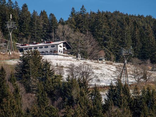 Schliersberg Alm auf 1061m, wenig Schnee, Skibetrieb vor längerem eingestellt, jetzt Freizeitpark, Schliersee, Bayern, 16. Januar 2023 Deutschland, Schliersee, 16.01.2023, Schliersberg Alm mit Seilbahn, sehr wenig Schnee, früher war bei guter Schneelage eine Ski-Abfahrt zum Schliersee möglich, inzwischen ist der Skibetrieb eingestellt, an der Alm gibt es stattdessen jetzt eine Sommerrodelbahn jetzt natürlich geschlossen und einen kleinen Freizeitpark, Alm mit Hotel und Restaurant liegt auf 1061 m Höhe, in den letzten Wochen und Tagen war es zu warm, zu mild, Landschaft zur Zeit überwiegend grün, Winterurlaub, Urlaubsregion, Tourismus, Alpen, Klima, Symbolfoto Klimawandel, Winter, Winterwetter, Januar 2023, Bayern, bayerisch, bayeri