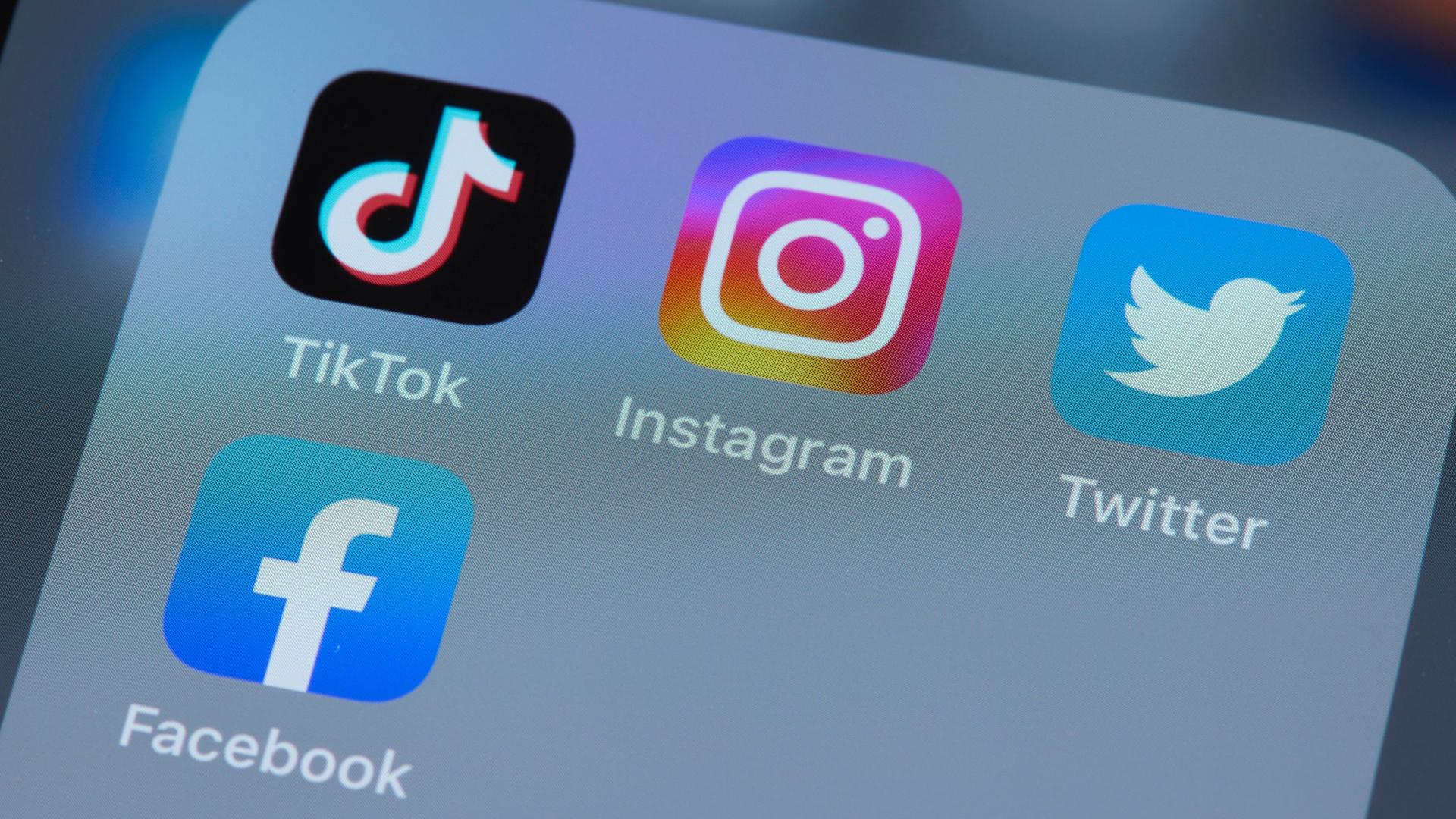 Die Logos der Apps von TikTok, Instagram, Twitter und Facebook auf einem Mobiltelefon Die Logos der Apps von TikTok, Instagram, Twitter und Facebook auf einem Mobiltelefon