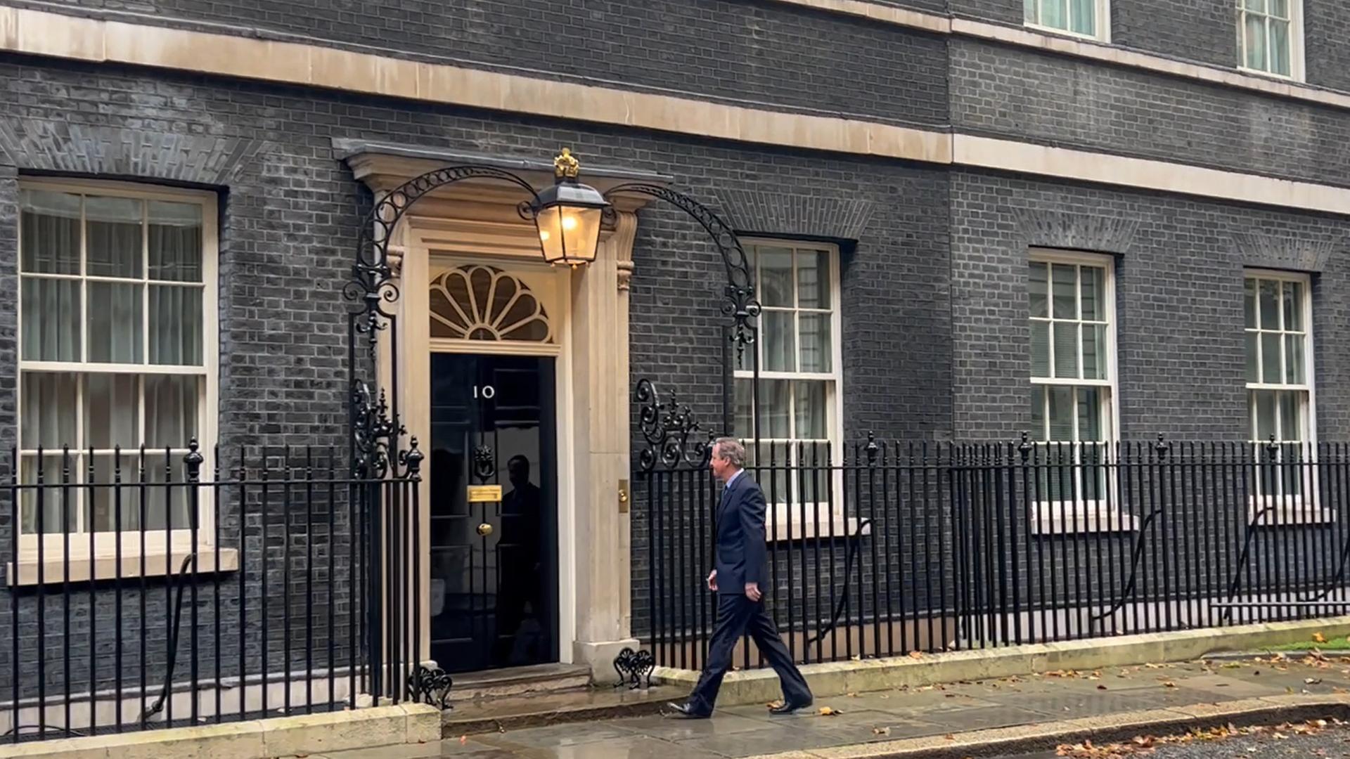 Der britische Politiker David Cameron geht auf die Tür der 10 Downing Street zu