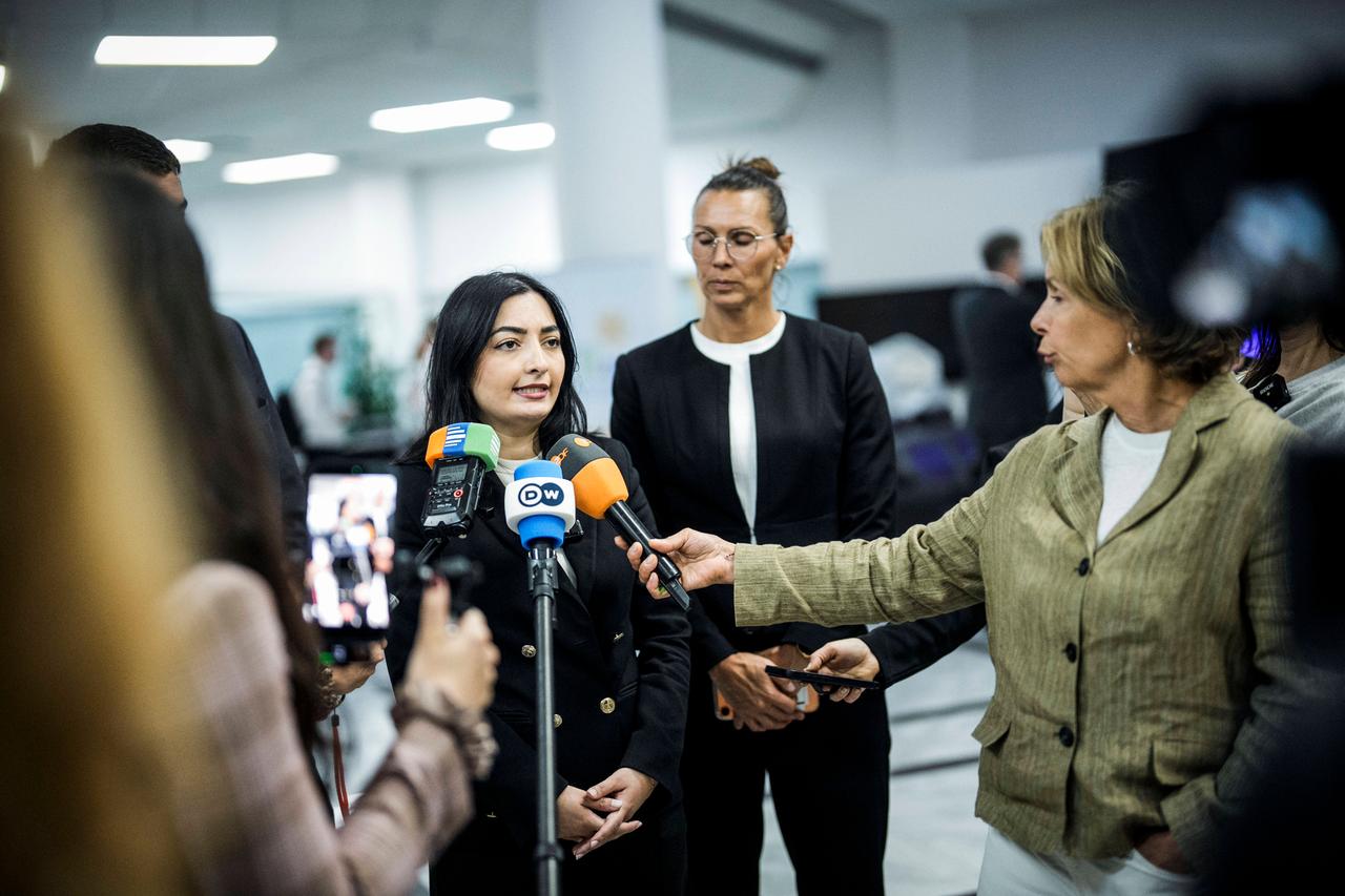 Reem Alabali-Radovan (SPD), Bundesministerin für wirtschaftliche Zusammenarbeit und Entwicklung, spricht in die Mikrofone von Journalisten. 