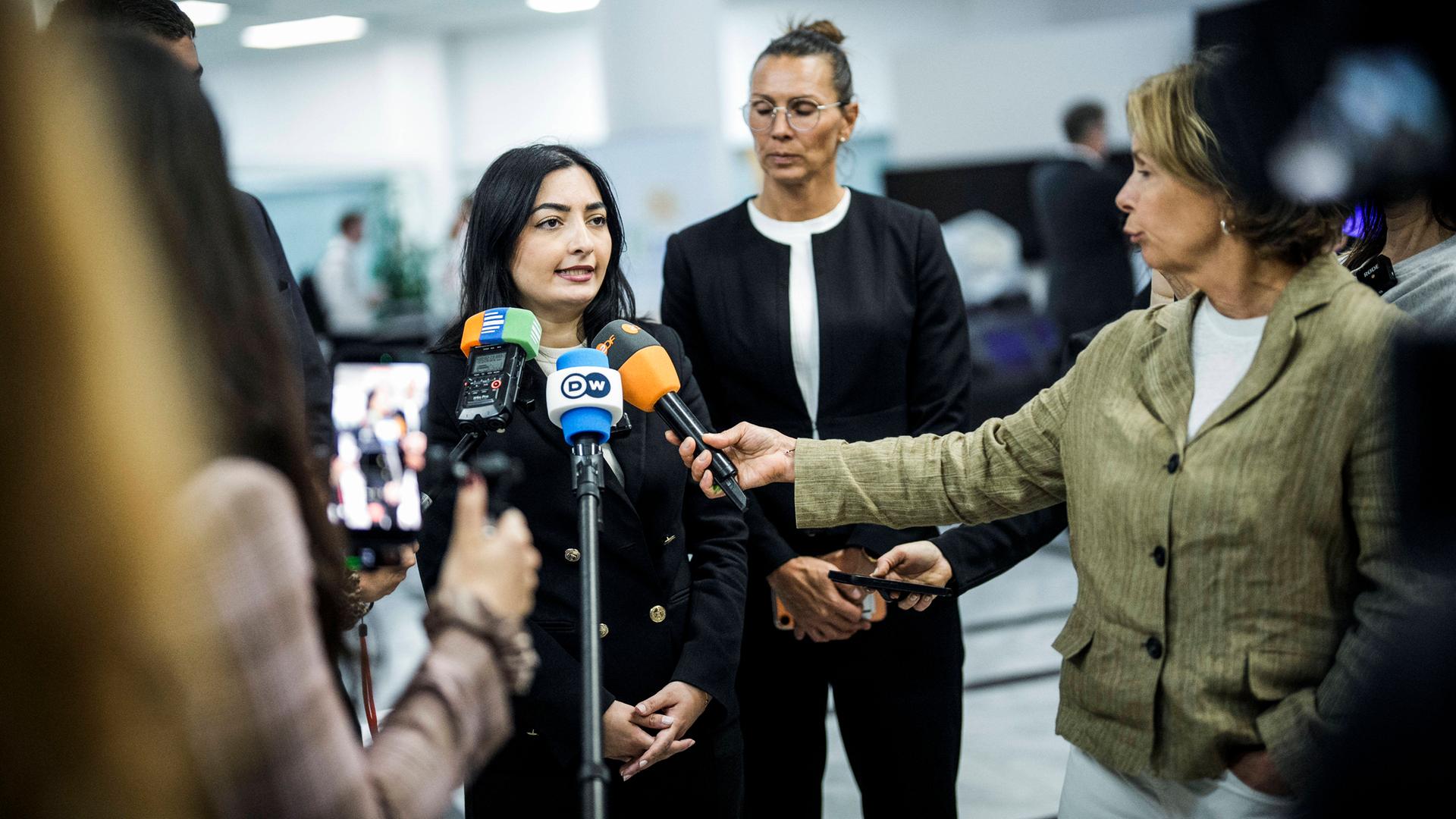 Reem Alabali-Radovan (SPD), Bundesministerin für wirtschaftliche Zusammenarbeit und Entwicklung, spricht in die Mikrofone von Journalisten. 
