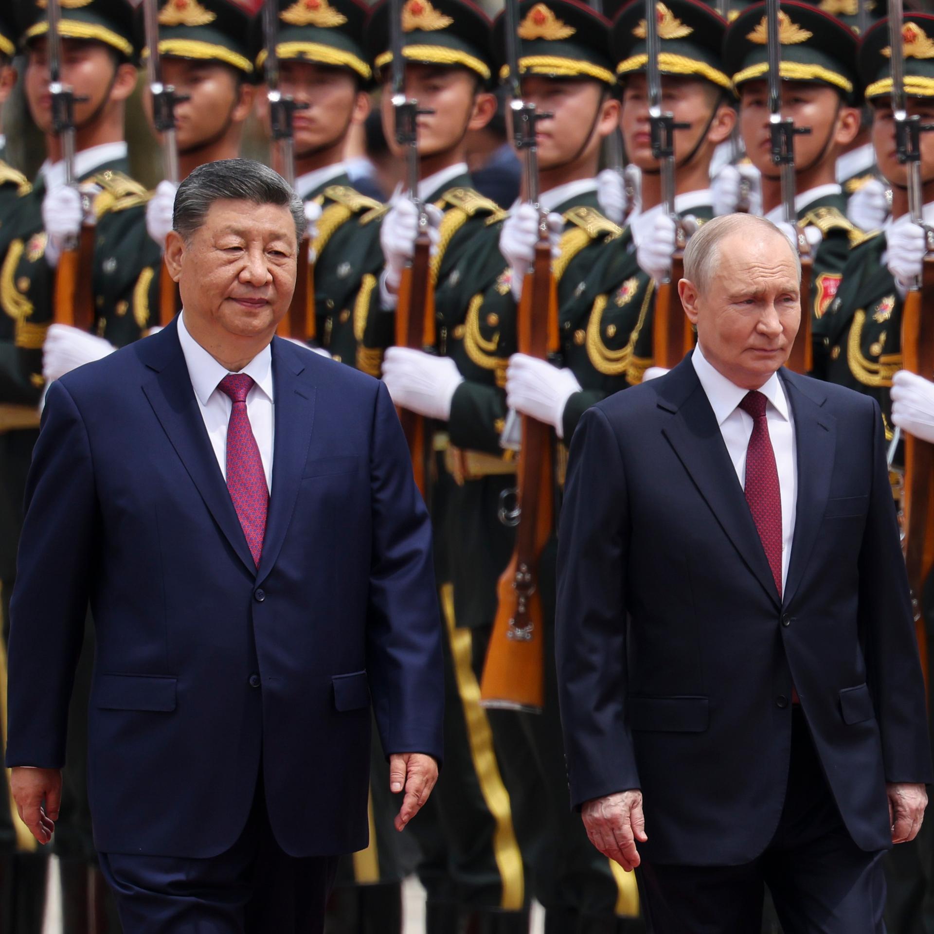 Der chinesische Staatschef Xi Jinping und der russische Präsident Wladimir Putin inspizieren eine Ehrengarde während einer Begrüßungszeremonie an der Großen Halle des Volkes in Peking. 