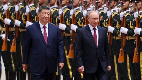 Der chinesische Staatschef Xi Jinping und der russische Präsident Wladimir Putin inspizieren eine Ehrengarde während einer Begrüßungszeremonie an der Großen Halle des Volkes in Peking. 