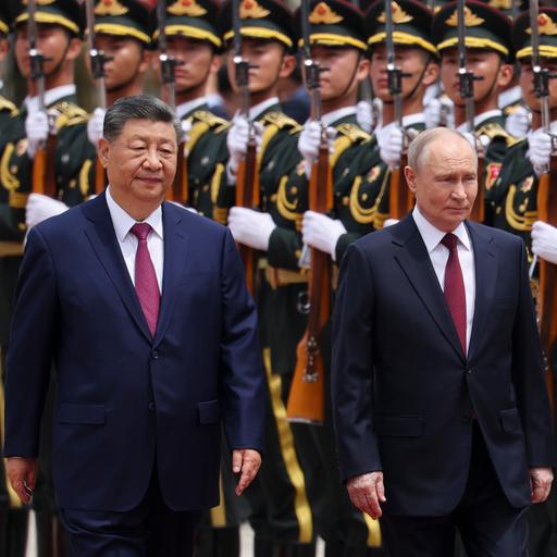 Der chinesische Staatschef Xi Jinping und der russische Präsident Wladimir Putin inspizieren eine Ehrengarde während einer Begrüßungszeremonie an der Großen Halle des Volkes in Peking. 