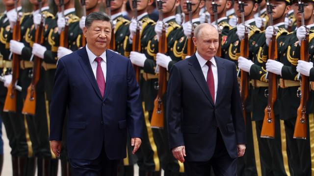 Der chinesische Staatschef Xi Jinping und der russische Präsident Wladimir Putin inspizieren eine Ehrengarde während einer Begrüßungszeremonie an der Großen Halle des Volkes in Peking. 
