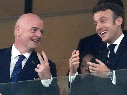 FIFA-Prässident Gianni Infantino (l.), Frankreichs Präsident Emmanuel Macron bei der WM in Katar