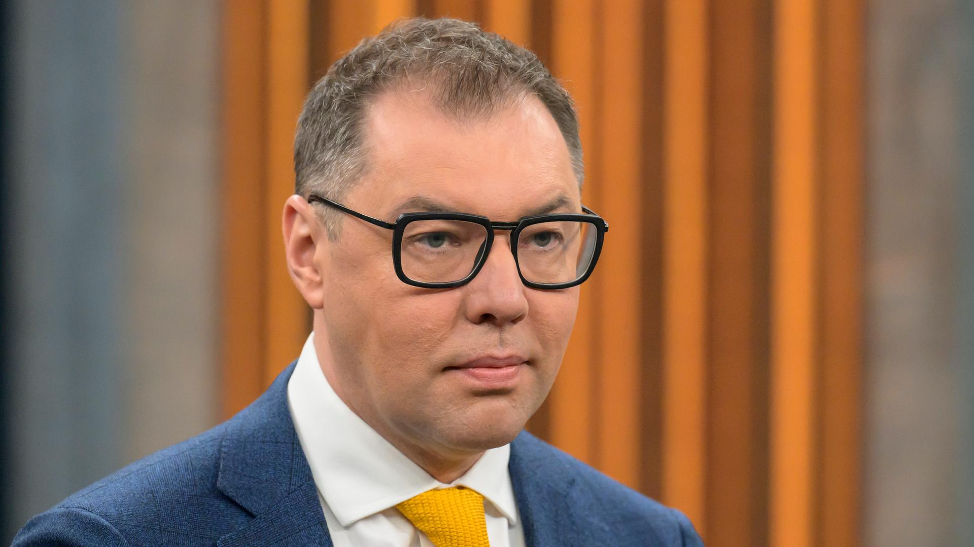 Oleksij Makejew, Botschafter der Ukraine in Deutschland, bei einem Besuch der Talkshow von Caren Miosga. Er trägt einen Anzug und eine dunkle Brille, im Hintergrund ist orange-brauner Stoff zu sehen. Oleksij Makejew, Botschafter der Ukraine in Deutschland, bei einem Besuch der Talkshow von Caren Miosga. Er trägt einen Anzug und eine dunkle Brille, im Hintergrund ist orange-brauner Stoff zu sehen.