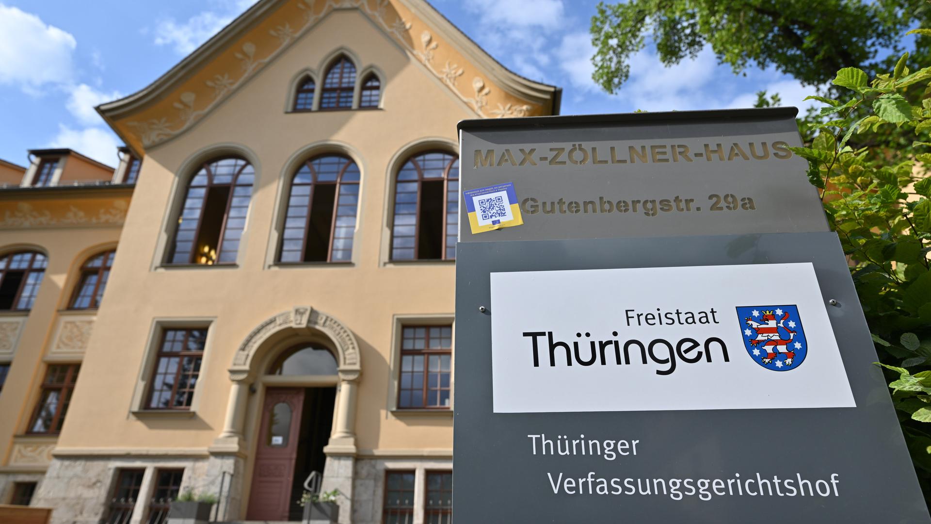 Thüringen, Weimar: Ein Schild vor dem Thüringer Verfassungsgerichtshof weist auf den Sitz des Gerichts hin. 