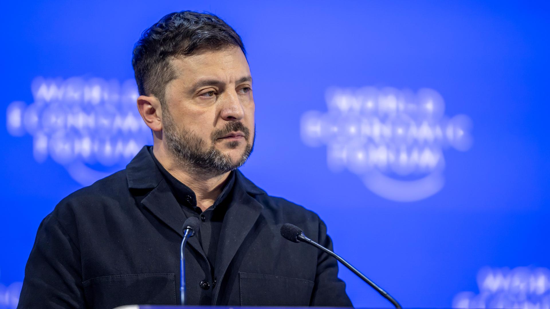 Selenskyj steht an einem Rednerpult vor dem Logo des Weltwirtschaftsforums in Davos. Selenskyj steht an einem Rednerpult vor dem Logo des Weltwirtschaftsforums in Davos.