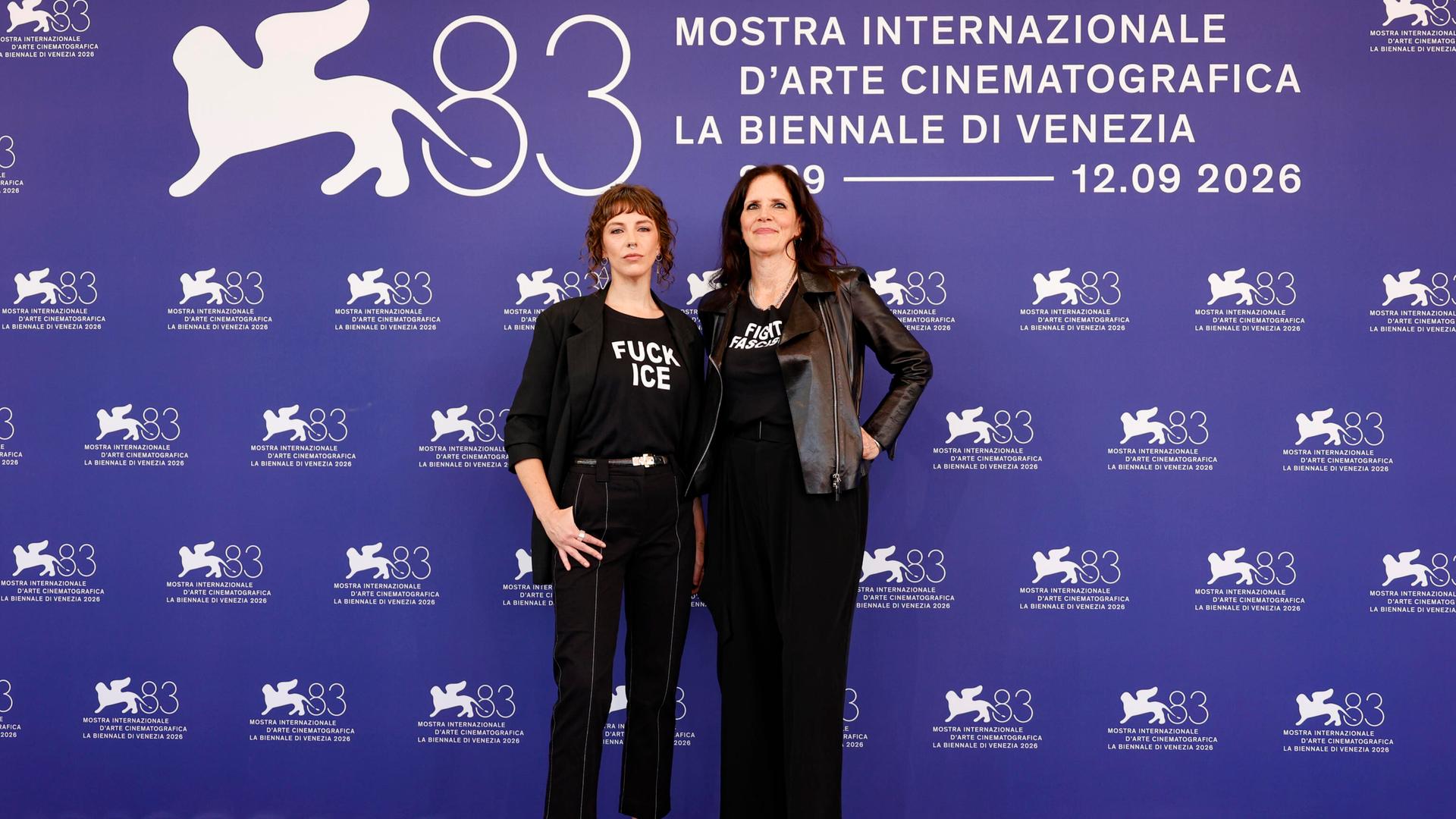 Die Regisseurin Laura Poitras und ihre Kollegin Rachel Lauren Mueller stehen in Venedig bei den Filmfestspielen vor einer blauen Wand mit Logos der Veranstaltung. Die Regisseurin Laura Poitras und ihre Kollegin Rachel Lauren Mueller stehen in Venedig bei den Filmfestspielen vor einer blauen Wand mit Logos der Veranstaltung.