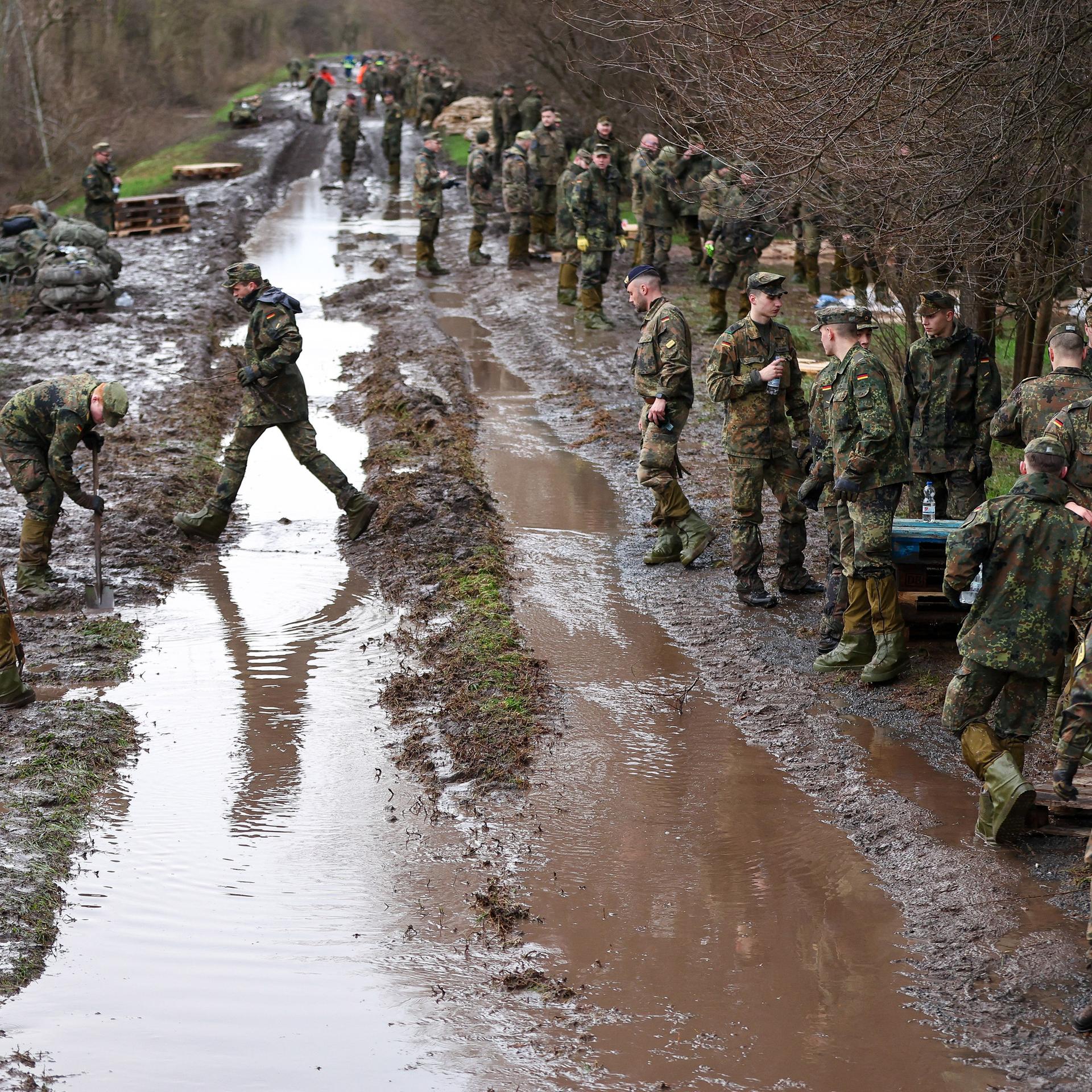 Soldatinnen und Soldaten der Bundeswehr sichern einen Deich an der Helme mit Sandsäcken. Soldatinnen und Soldaten der Bundeswehr sichern einen Deich an der Helme mit Sandsäcken.