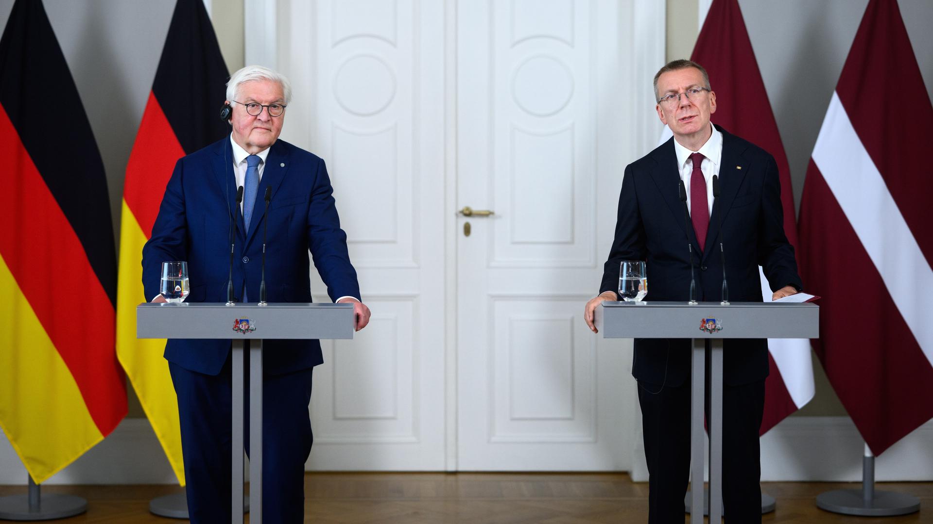 Riga: Bundespräsident Frank-Walter Steinmeier (l) und Edgars Rinkevics, Präsident von Lettland, äußern sich bei einer Pressekonferenz im Amtssitz des Präsidenten. Riga: Bundespräsident Frank-Walter Steinmeier (l) und Edgars Rinkevics, Präsident von Lettland, äußern sich bei einer Pressekonferenz im Amtssitz des Präsidenten.