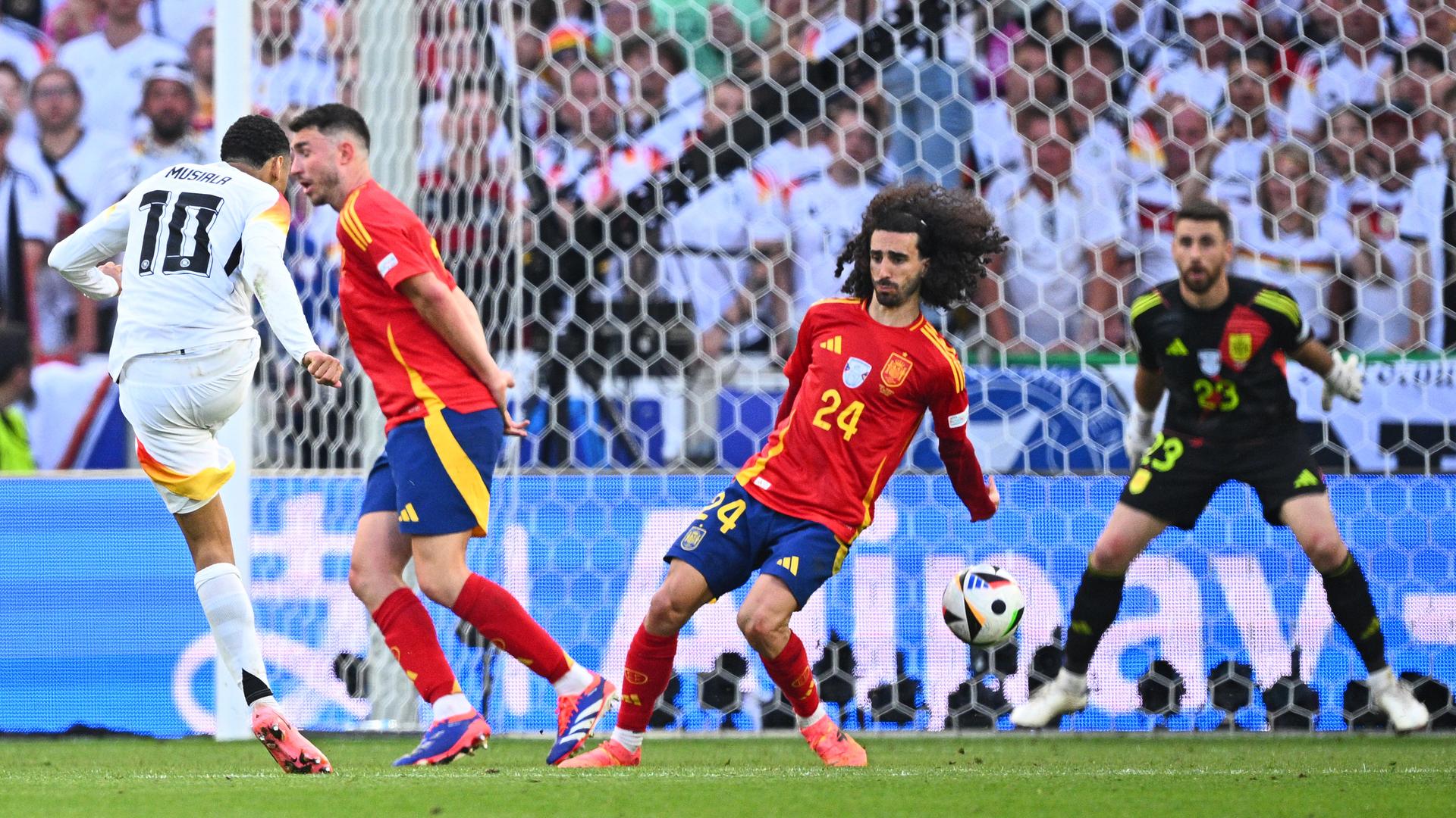Fußball-EM: Jamal Musiala (von links nach rechts) in Aktion gegen Spaniens Aymeric Laporte und Marc Cucurella, der den Ball mit einem Handspiel abwehrt.