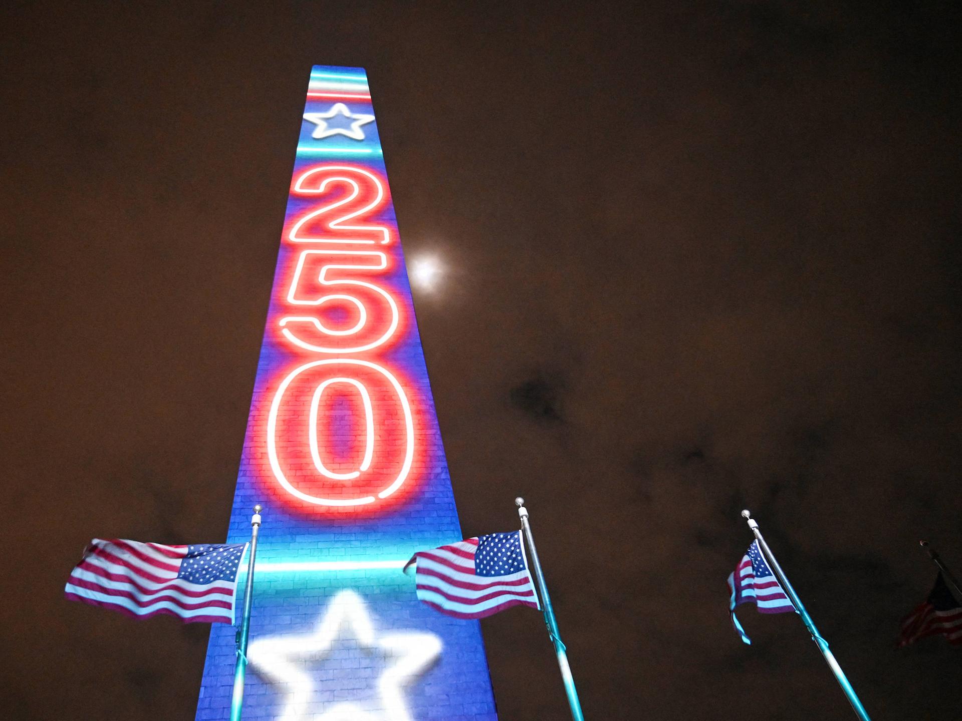 Offizieller Auftakt zum 250-jährigen Jubiläum der Vereinigten Staaten in Washington: Die Lichtprojektion „Freedom 250“ in Nationalfarben blau, weiß und rot erhellte am 31. Dezember 2025 das Washington Monument in Washington, D.C. 