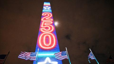 Offizieller Auftakt zum 250-jährigen Jubiläum der Vereinigten Staaten in Washington: Die Lichtprojektion „Freedom 250“ in Nationalfarben blau, weiß und rot erhellte am 31. Dezember 2025 das Washington Monument in Washington, D.C. 