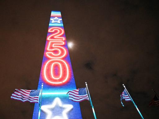 Offizieller Auftakt zum 250-jährigen Jubiläum der Vereinigten Staaten in Washington: Die Lichtprojektion „Freedom 250“ in Nationalfarben blau, weiß und rot erhellte am 31. Dezember 2025 das Washington Monument in Washington, D.C. 