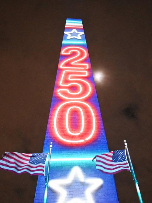 Offizieller Auftakt zum 250-jährigen Jubiläum der Vereinigten Staaten in Washington: Die Lichtprojektion „Freedom 250“ in Nationalfarben blau, weiß und rot erhellte am 31. Dezember 2025 das Washington Monument in Washington, D.C. 