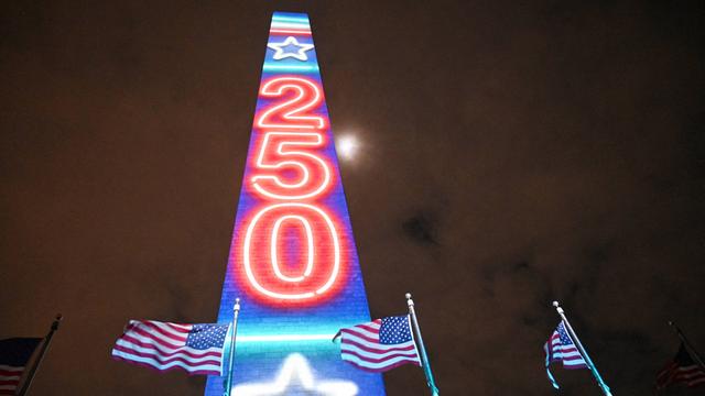 Offizieller Auftakt zum 250-jährigen Jubiläum der Vereinigten Staaten in Washington: Die Lichtprojektion „Freedom 250“ in Nationalfarben blau, weiß und rot erhellte am 31. Dezember 2025 das Washington Monument in Washington, D.C. 