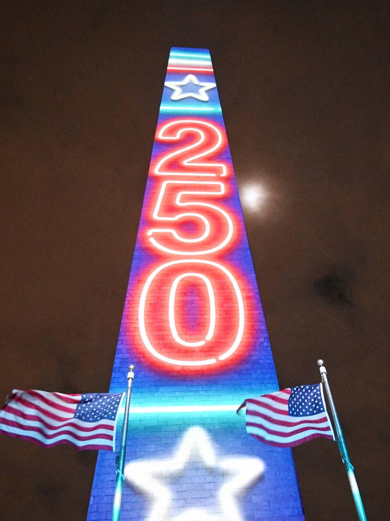 Offizieller Auftakt zum 250-jährigen Jubiläum der Vereinigten Staaten in Washington: Die Lichtprojektion „Freedom 250“ in Nationalfarben blau, weiß und rot erhellte am 31. Dezember 2025 das Washington Monument in Washington, D.C. 