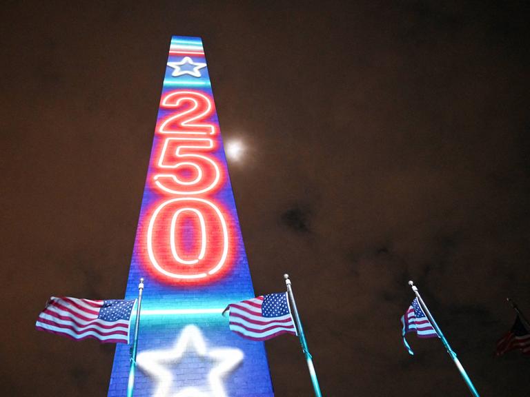 Offizieller Auftakt zum 250-jährigen Jubiläum der Vereinigten Staaten in Washington: Die Lichtprojektion „Freedom 250“ in Nationalfarben blau, weiß und rot erhellte am 31. Dezember 2025 das Washington Monument in Washington, D.C. 