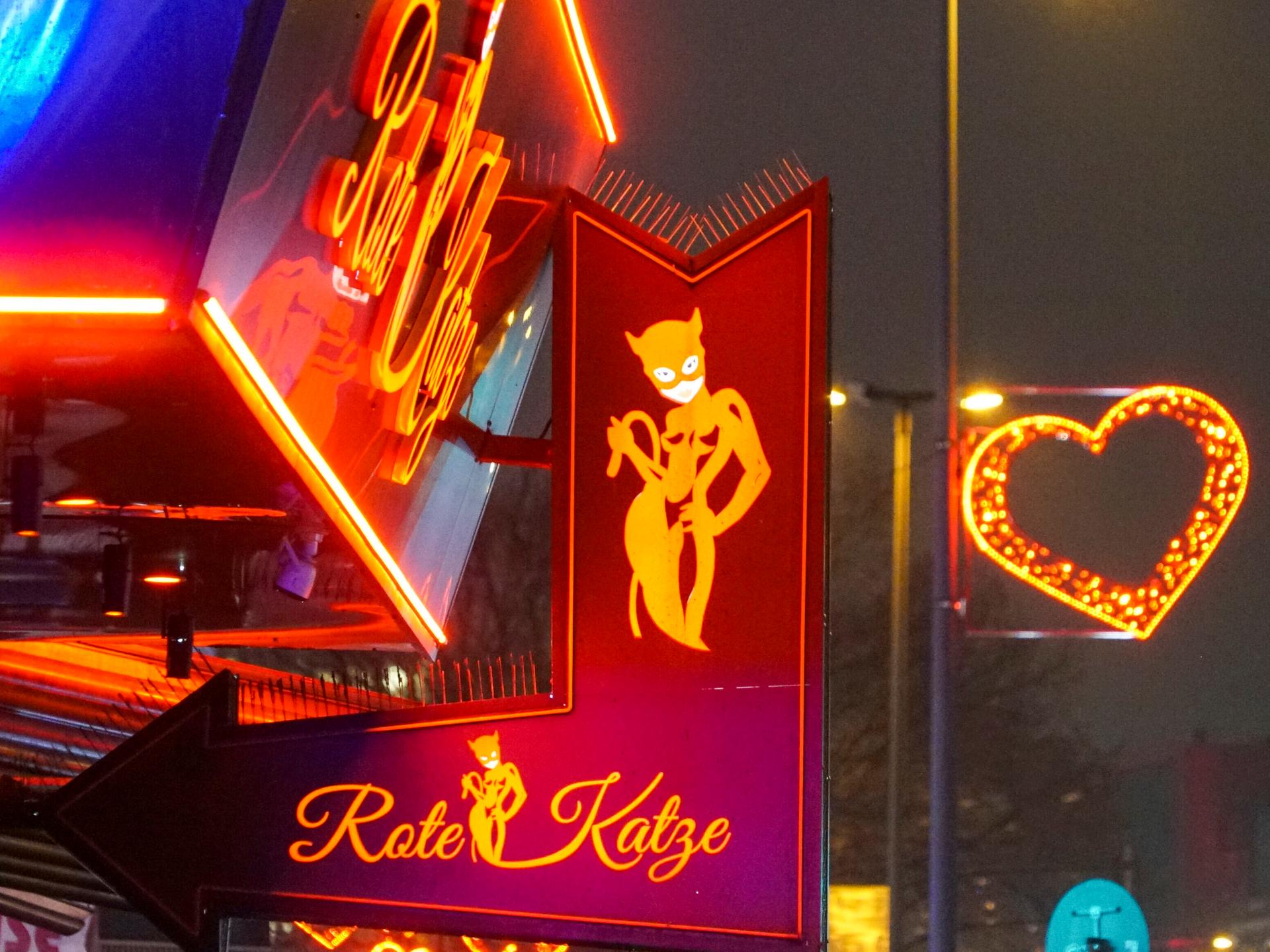 Rote Herzen erleuchten das Hamburger Rotlichtviertel auf der Reeperbahn.
