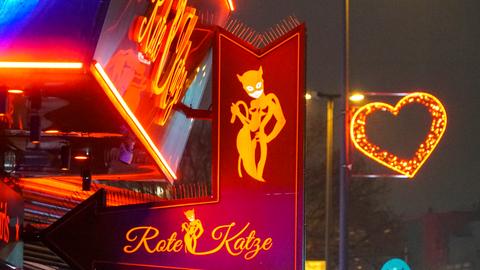 Rote Herzen erleuchten das Hamburger Rotlichtviertel auf der Reeperbahn.