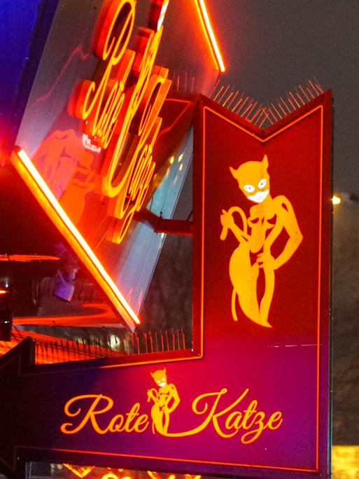 Rote Herzen erleuchten das Hamburger Rotlichtviertel auf der Reeperbahn.