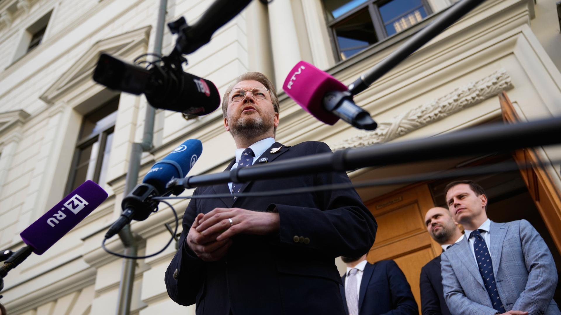 Russland: Nikolai Rybakow, Vorsitzender der Partei Jabloko, spricht vor dem Obersten Gerichtshof Russlands in Moskau zu seinen Anhängern und Journalisten.
