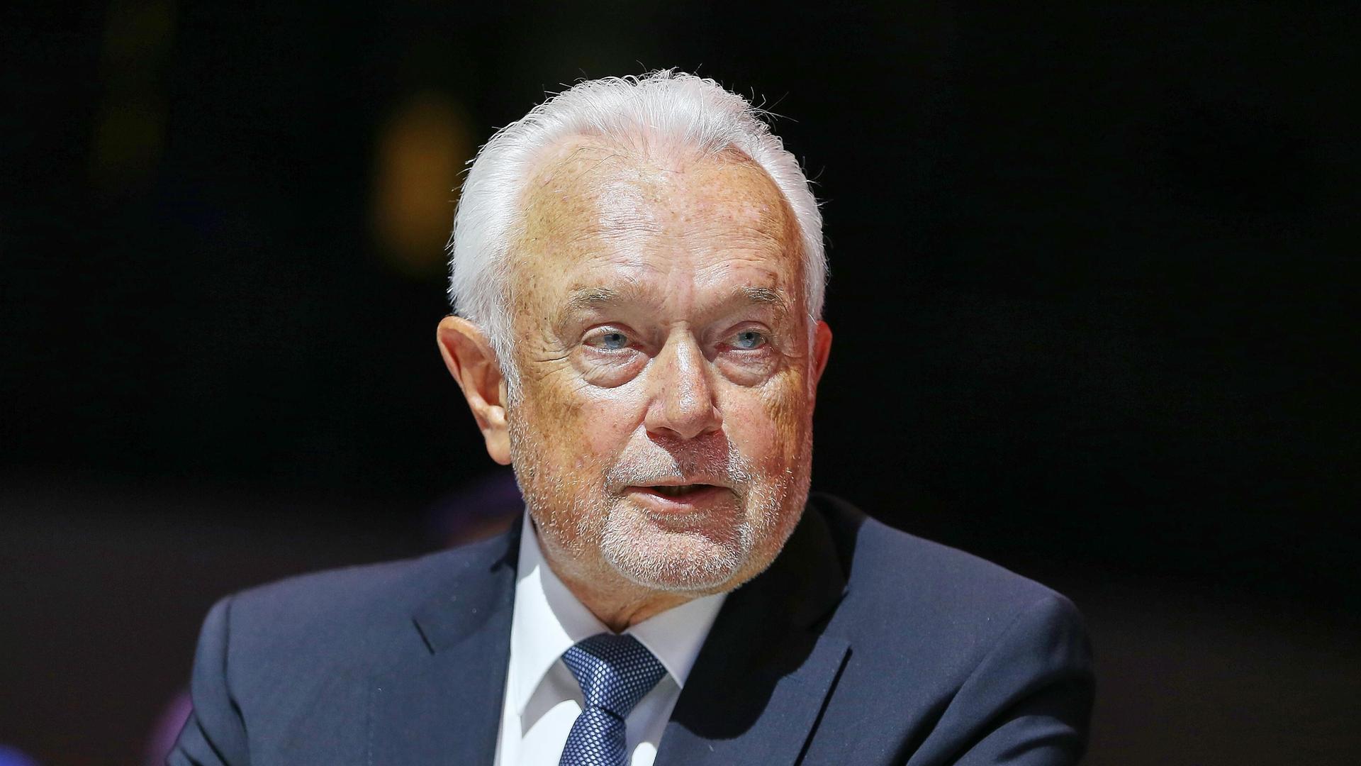 FDP-Chef Wolfgang Kubicki mit weißem Bart und weißen Haaren im dunklen Anzug. Er lächelt. 