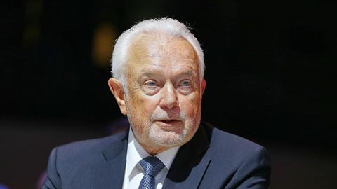 FDP-Chef Wolfgang Kubicki mit weißem Bart und weißen Haaren im dunklen Anzug. Er lächelt. 